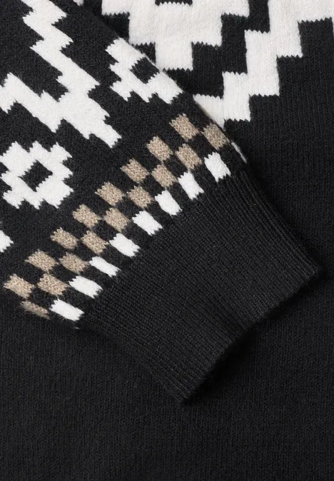 Schwarz-weiß gemusterter Strickpullover mit geometrischem Design am Ärmel