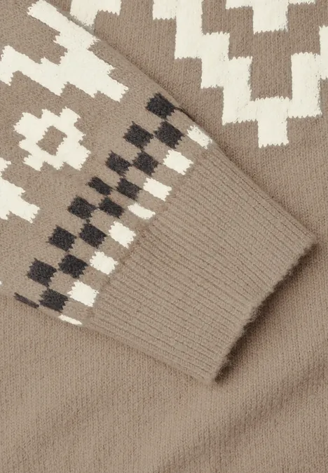 Pullover mit Rundhals und Jacquardmuster sanded amber Nahaufnahme eines beigen Strickpullovers mit weißem und dunkelbraunem geometrischem Muster.