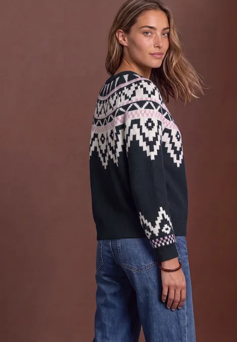Pullover mit Rundhals und Jacquardmuster darkest blue Frau mit modischem Norweger-Pullover in Schwarz mit weißem Muster und Jeans, seitlich gewandt.