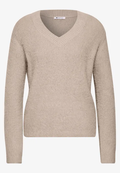 Trui van veergaren met V-hals clay sand Beige V-hals trui met lange mouwen van zachte brei.