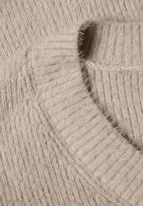 Trui van veergaren met V-hals clay sand Close-up van een lichtbeige, geribbelde gebreide trui