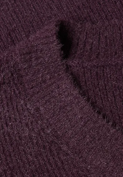 Trui van veergaren met V-hals berry plum Close-up van een paarse geribbelde gebreide col.