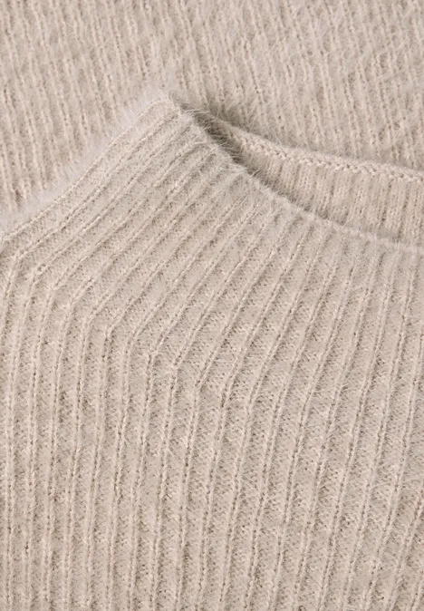 Federgarn Pullover mit Turtle Neck clay sand Fein gestrickter, beiger Pullover mit Rundhalsausschnitt und feiner Rippenstruktur.