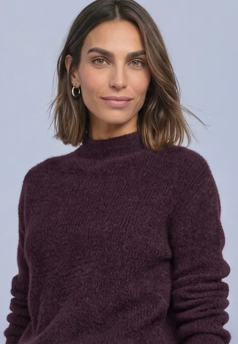 Federgarn Pullover mit Turtle Neck berry plum Frau mit mittellangen dunklen Haaren, lächelt, trägt lila Pullover und Creolen vor hellem, neutralem Hintergrund.