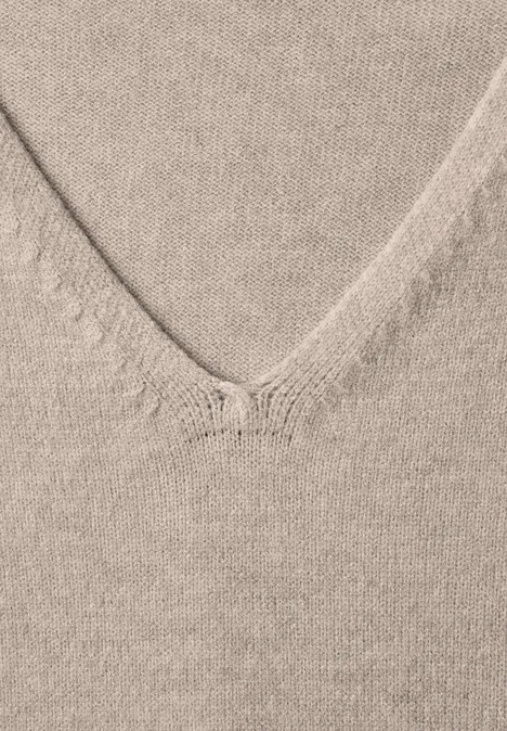 Pull à manches 3/4 et col en V clay sand mel. Nahaufnahme eines beigen V-Ausschnitt-Strickpullovers mit feiner Struktur.