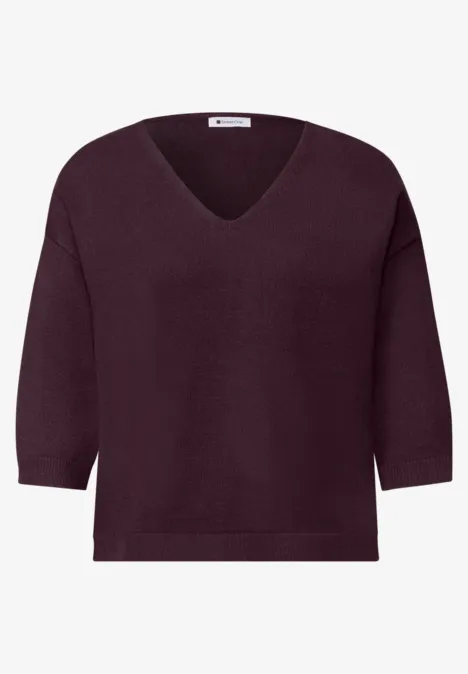 Pull à manches 3/4 et col en V berry plum Bordeauxroter V-Ausschnitt-Pullover mit 3/4-Ärmeln.