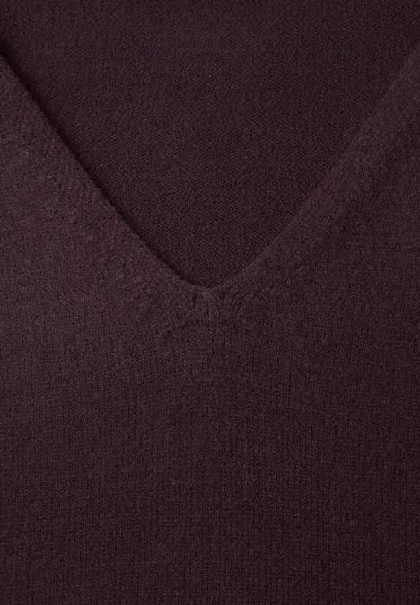 Pull à manches 3/4 et col en V berry plum Nahaufnahme eines dunkelroten V-Ausschnitt-Pullovers aus weichem, feinem Strickstoff