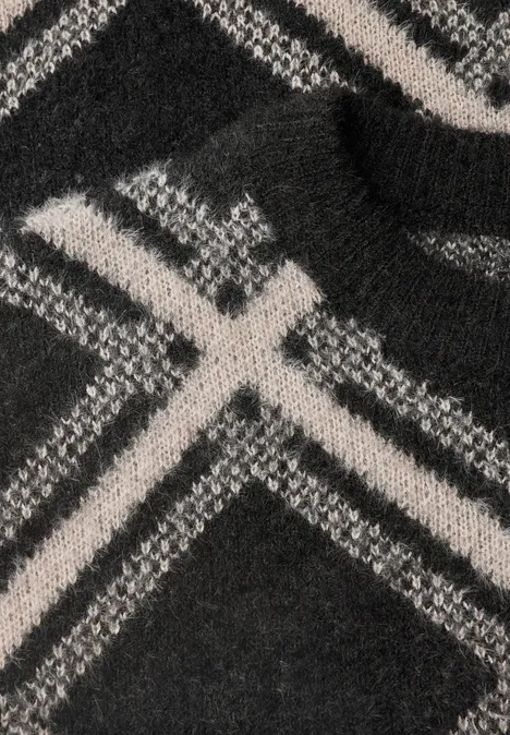 Gros plan sur un tissu tricoté duveteux gris foncé avec des rayures diagonales gris clair/beige.