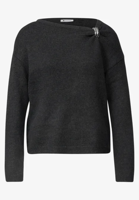 Pull fin gris foncé à encolure bateau large avec broche argentée sur l’épaule