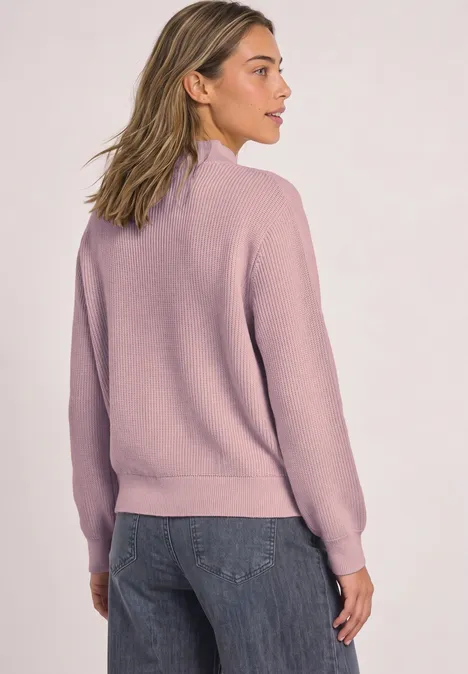 Pullover im Melange-Look mit Turtle Neck quiet rose mel. Eine Frau von hinten in einem fliederfarbenen Pullover und Jeans.