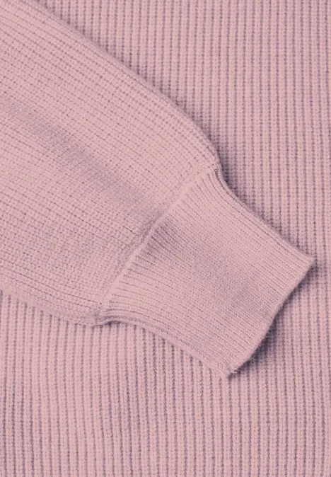 Pullover im Melange-Look mit Turtle Neck quiet rose mel. Nahaufnahme eines rosa gerippten Pullovers mit Bündchen am Ärmel.