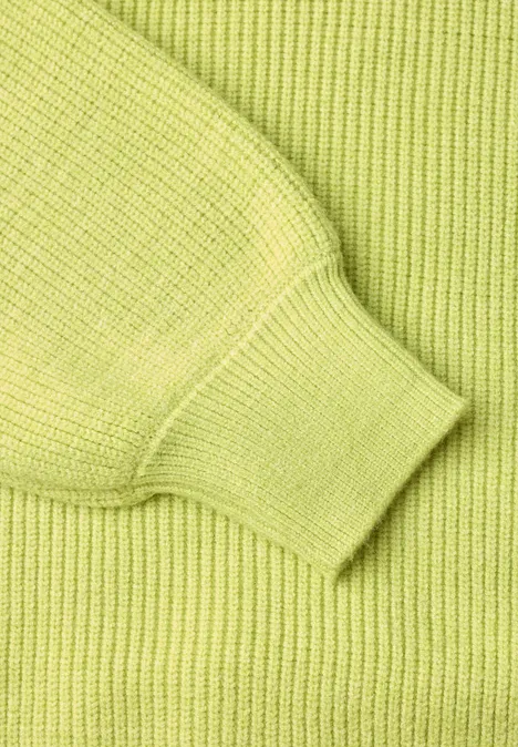 Pullover im Melange-Look mit Turtle Neck apple lime mel. Nahaufnahme eines limettengrünen Strickpullovers mit Rippstrick und Bündchen.