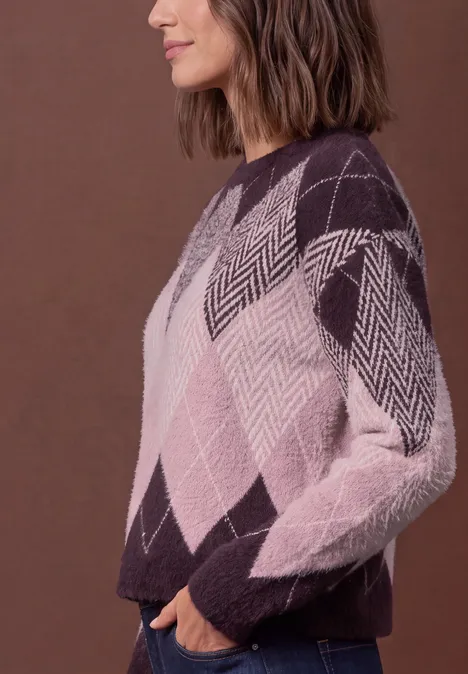 Seitliches Porträt einer Frau in einem gestrickten Pullover mit Rautenmuster in Rosa und Lila.