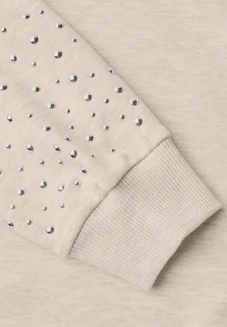Sweatshirt met studs – Loose Fit clay sand mel. Beiger Sweatshirtärmel mit Rippenbündchen, verziert mit glänzenden Strasssteinen.