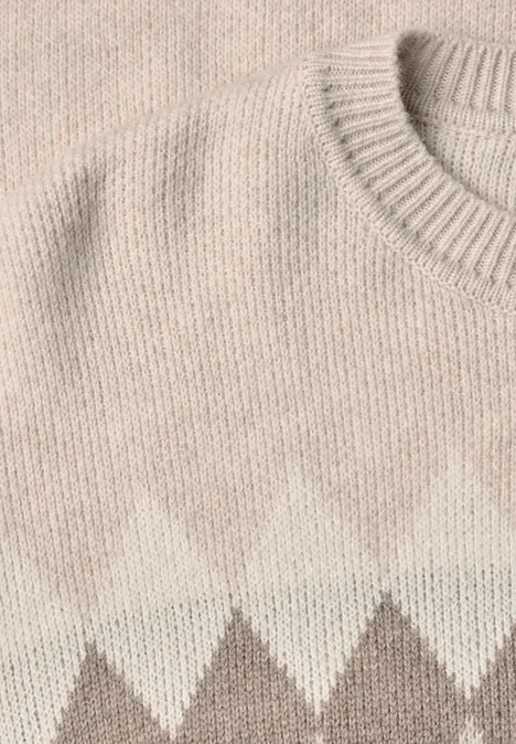 Pullover mit Jacquardmuster und Spitze clay sand mel. Nahaufnahme eines gestrickten Pullovers mit Rautenmuster in Beige und Weiß.