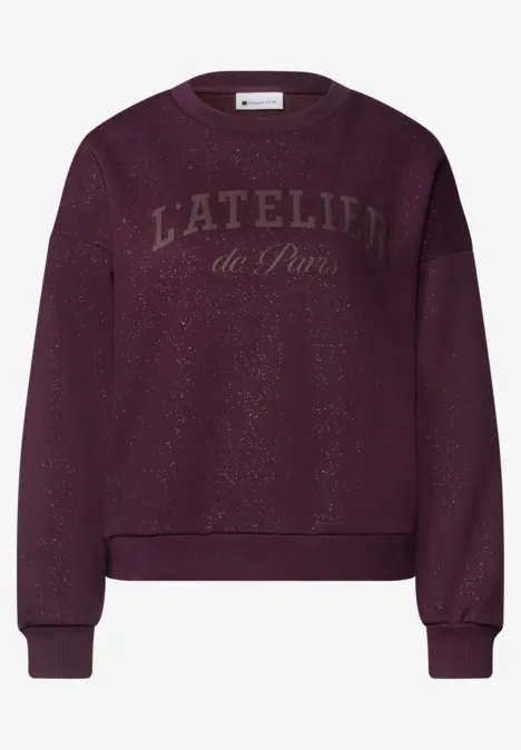 Dunkelvioletter Pullover mit 'L'ATELIER de Paris'-Schriftzug vorne.