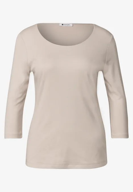 Ein schlichtes, beiges Langarmshirt für Damen mit 3/4-Ärmeln und rundem Ausschnitt.