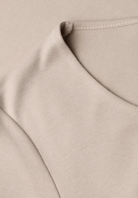 Beige ärmelloses Oberteil aus weichem Stoff, Nahaufnahme der texturierten Baumwolloptik.