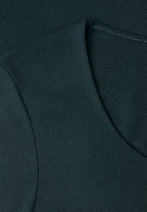 dunkelgrünes T-Shirt mit rundem Ausschnitt und sichtbarer Naht