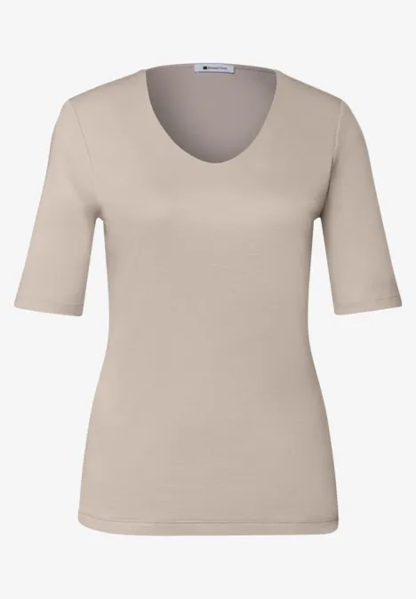 Beiges Damen-T-Shirt mit halblangen Ärmeln und rundem Ausschnitt, körpernah geschnitten.