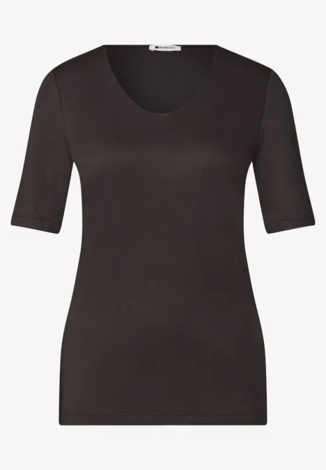 Zwart, getailleerd T-shirt met ronde hals en driekwart mouwen.