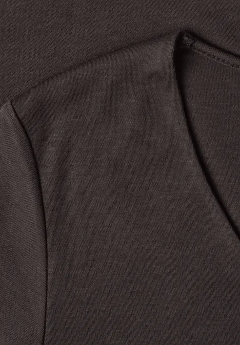 Close-up van een donkergrijs T-shirt van zachte stof met ronde hals