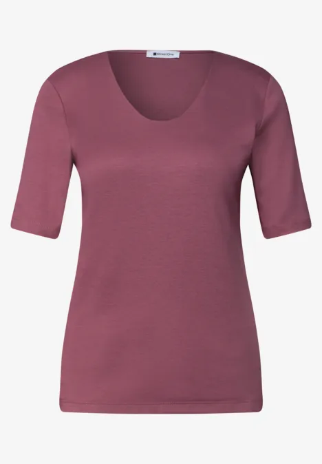 Damen-Shirt in bordeaux mit halblangen Ärmeln und Rundhalsausschnitt.