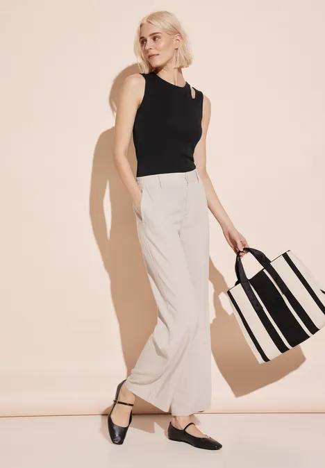 Top mit Cut Out Black Top mit Cut Out Black