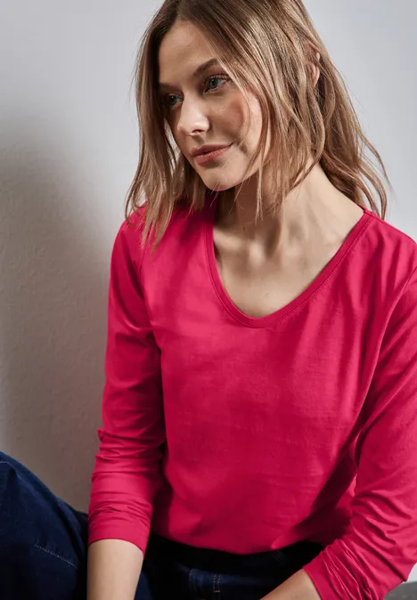 Shirt mit gerundetem V-Neck power berry