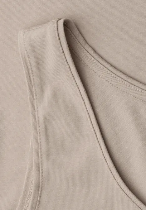 Basic Top mit Rundhals in Unifarbe clay sand Nahaufnahme eines beigen, ärmellosen Oberteils mit Rundhalsausschnitt aus weichem Stoff.