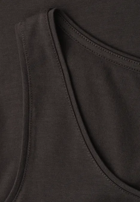 Basic top met ronde hals in effen kleur black coffee Close-up van een zwart hemdje met ronde hals en fijne stiknaden.