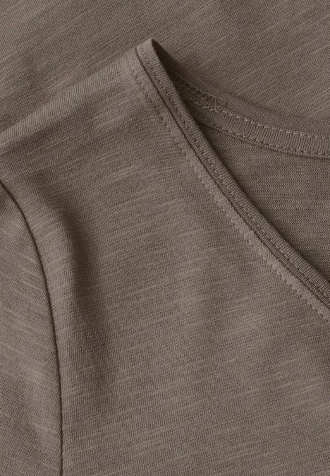 Basic T-Shirt in Unifarbe dark tumbled beige