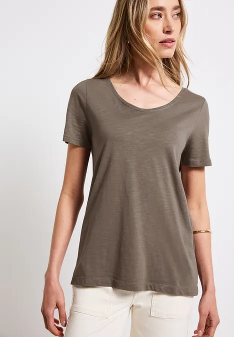 Basic T-Shirt in Unifarbe dark tumbled beige