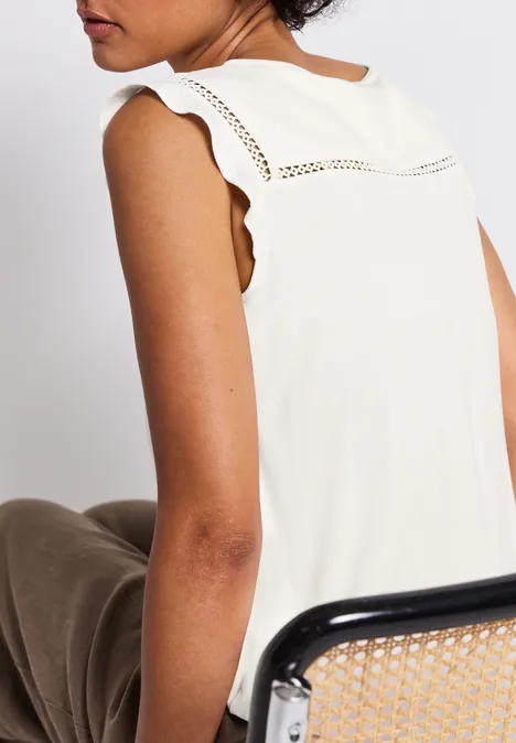 V-Neck Top mit Häkeldetails off white