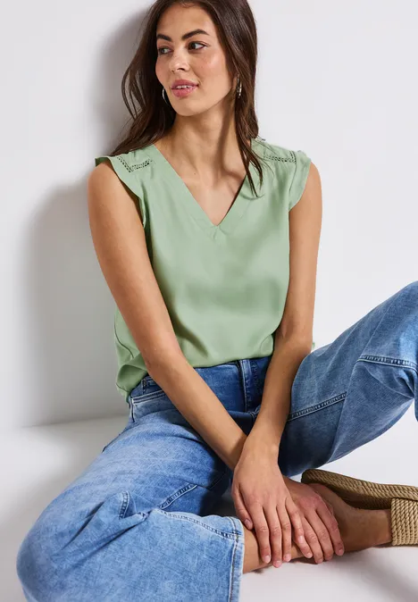 V-Neck Top mit Häkeldetails soft jade green