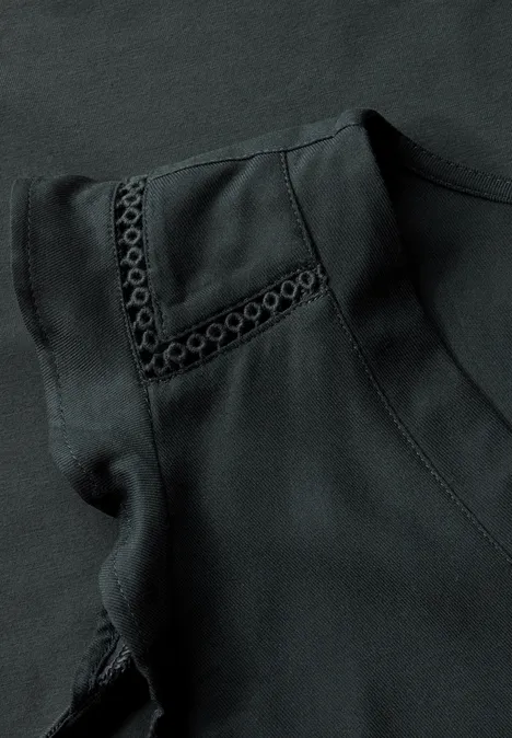 V-Neck Top mit Häkeldetails pine grove green
