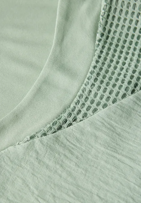 Top mit Mesh-Details soft jade green