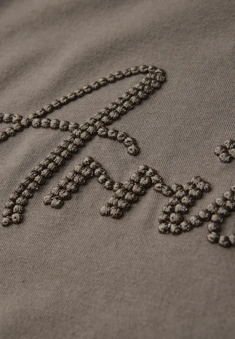 Shirt mit Wording-Stickerei dark tumbled beige