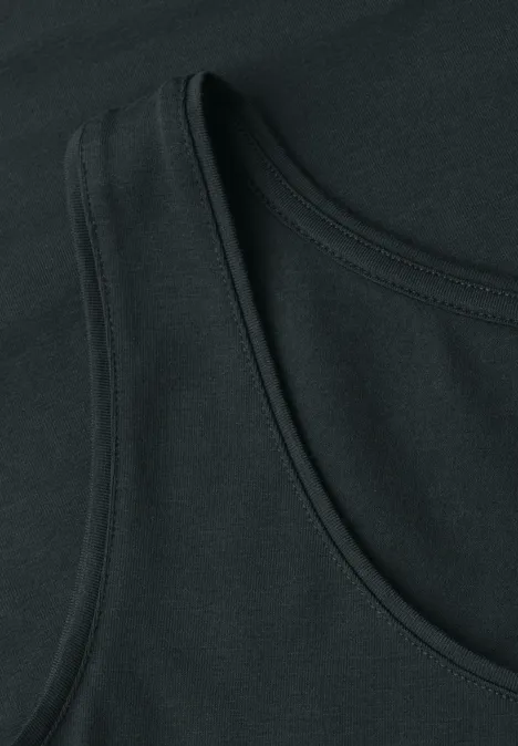 Schwarzes ärmelloses Top mit rundem Ausschnitt.