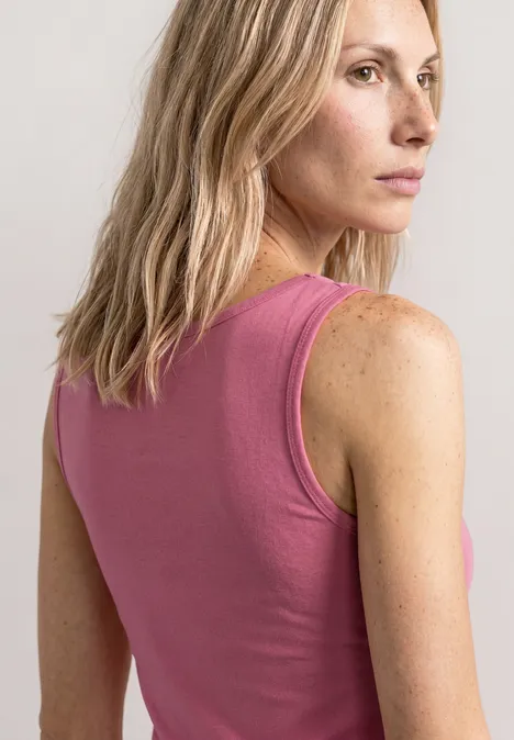Basic Top mit Rundhals aus Jersey blush berry Frau mit blondem Haar von hinten in rosa ärmellosem Top