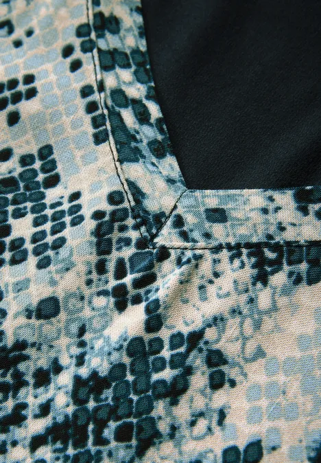 V-Neck Shirt mit Snake Print arona blue