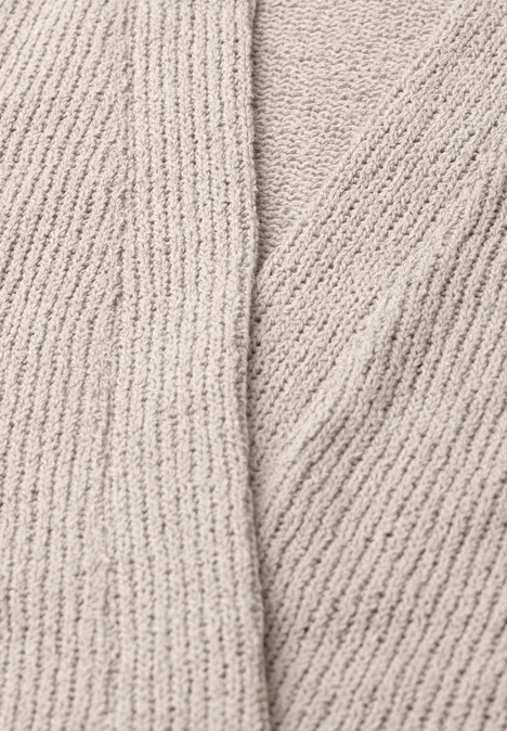 Beige, grob gerippter Strickstoff mit weicher Struktur.