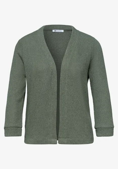 Open, olijfgroene gebreide cardigan met omslagmouwen en eenvoudig ontwerp.
