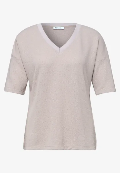 Beige V-Ausschnitt-Bluse mit halblangen Ärmeln.