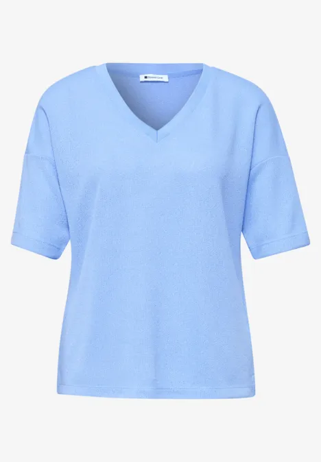 Hellblaues T-Shirt mit V-Ausschnitt und kurzen Ärmeln auf weißem Hintergrund.