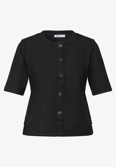 Schwarze, kurzärmelige, taillierte Strickjacke mit Rundhalsausschnitt und Knopfleiste.