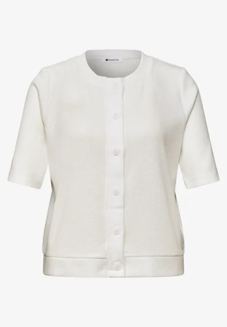 Weißer Kurzarmstrickcardigan mit Rundhalsausschnitt und durchgehender Knopfleiste, schlicht und zeitlos.