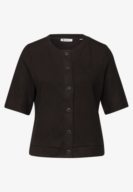 Korte zwarte damesjack met korte mouwen, knoopsluiting en ronde hals.