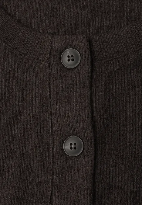 Close-up van een donker gebreid vest met twee knopen