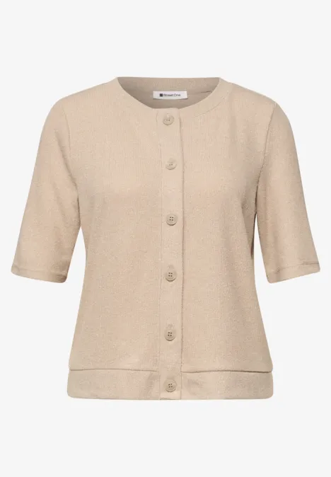 Beige Kurzarm-Strickjacke mit Rundhalsausschnitt und Knopfleiste.